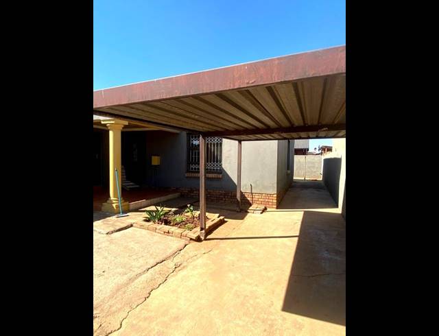 4 BEDROOM HOUSE FOR SALE IN PROTEA NORTH